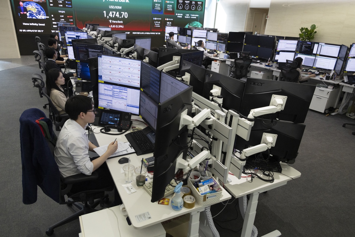 Instantes de las negociaciones en el principal índice de la Bolsa de Seúl, el Kospi, que sufrió este miércoles un desplome histórico. (Foto de Jeon Heon-Kyun de la agencia EFE/EPA)