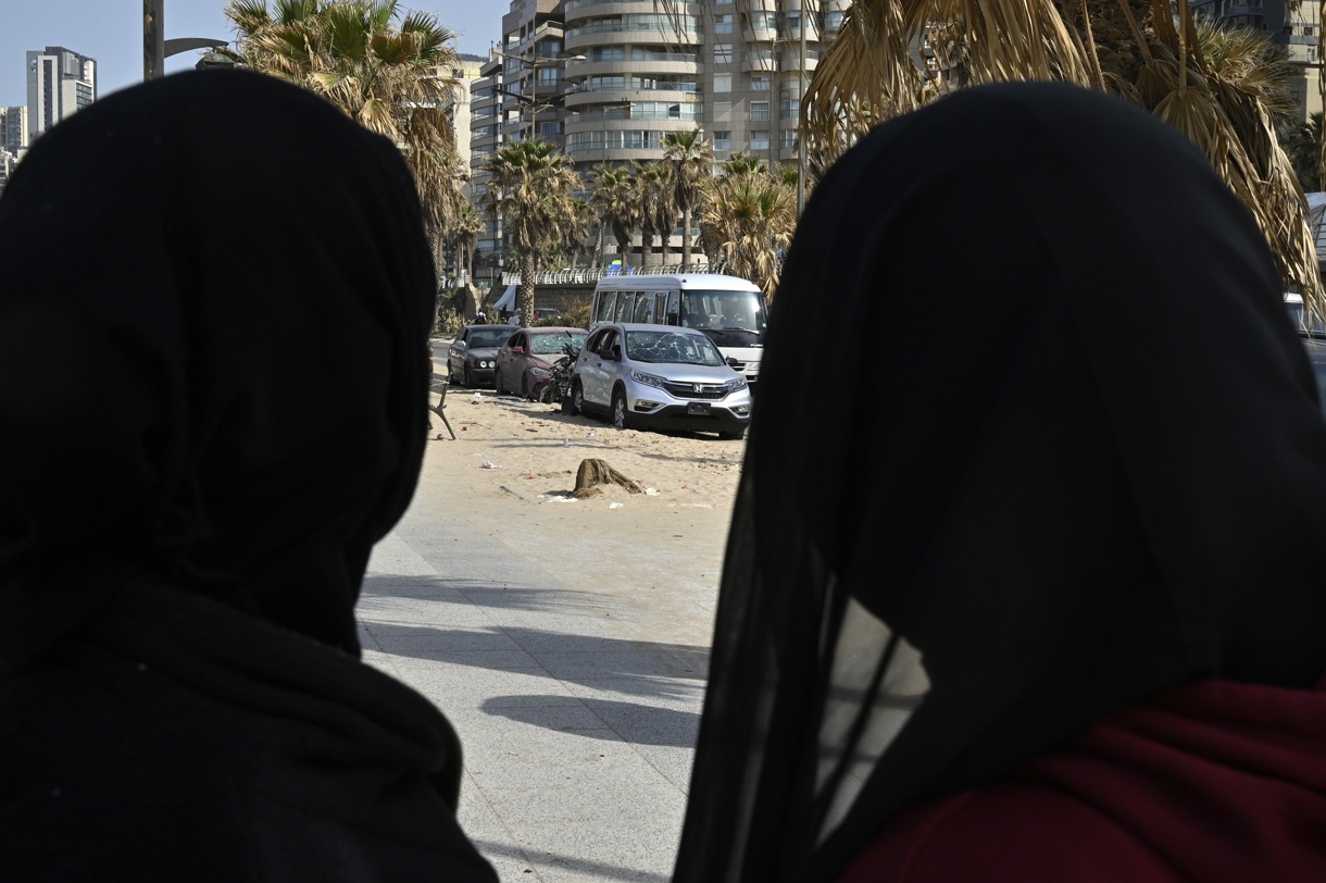 Mujeres miran el lugar de un ataque con un dron israelí en la playa pública de Ramlet Al Bayda en Beirut, Líbano, 13 de marzo de 2026. (Foto de Wael Hamzeh de la agencia EFE/EPA)