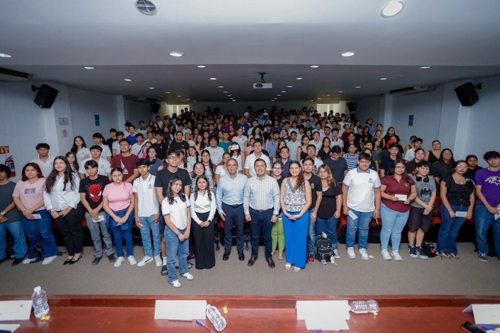 Las becas benefician a estudiantes de la Universidad de Colima, CBTIS 19, Tecnológico de Colima y de varias secundarias de la zona conurbada Colima-Villa de Álvarez. (Foto de la Dirección General de Prensa de la UdeC)