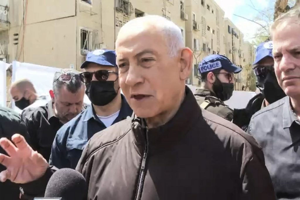 Captura de video del primer ministro israelí, Benjamín Netanyahu, en declaraciones este domingo a un seleccionado grupo de periodistas en una visita con grandes medidas de seguridad a Arad, localidad del sur de Israel que este sábado noche sufrió un impacto de un misil iraní que dejó más de 60 heridos, entre ellos 10 graves, donde afirmó que “es hora de que los líderes del resto de los países se sumen” a la ofensiva de Israel y Estados Unidos contra Irán. (Oficina del Primer Ministro de Israel)