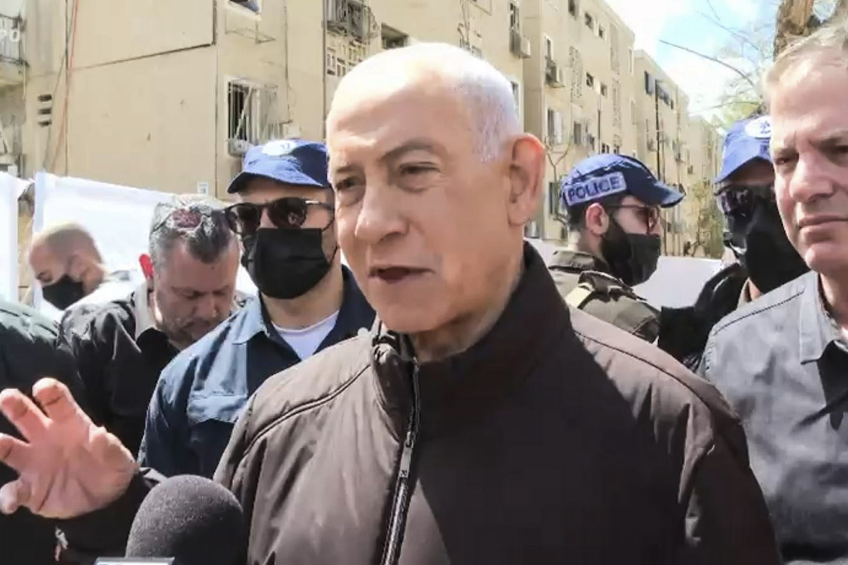 Captura de video del primer ministro israelí, Benjamín Netanyahu, en declaraciones este domingo a un seleccionado grupo de periodistas en una visita con grandes medidas de seguridad a Arad, localidad del sur de Israel que este sábado noche sufrió un impacto de un misil iraní que dejó más de 60 heridos, entre ellos 10 graves, donde afirmó que “es hora de que los líderes del resto de los países se sumen” a la ofensiva de Israel y Estados Unidos contra Irán. (Oficina del Primer Ministro de Israel)