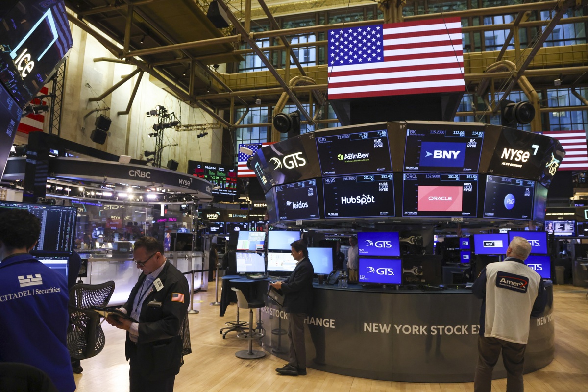 Operadores trabajan en el parqué de la Bolsa de Nueva York. (Fotografía de archivo de Sarah Yenesel de la agencia EFE)