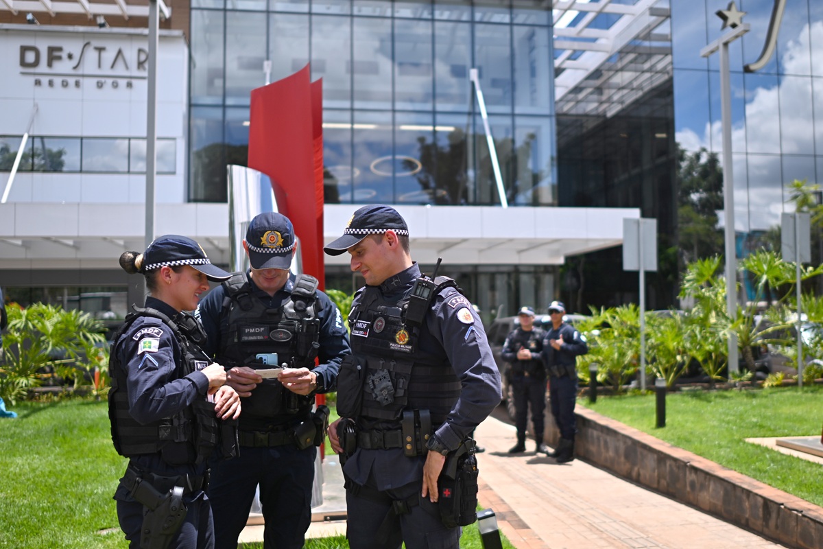 Integrantes de la Policía Militar custodian afuera del hospital donde fue trasladado el expresidente brasileño Jair Bolsonaro este viernes, en Brasilia (Brasil). (Foto de Andre Borges de la agencia EFE)
