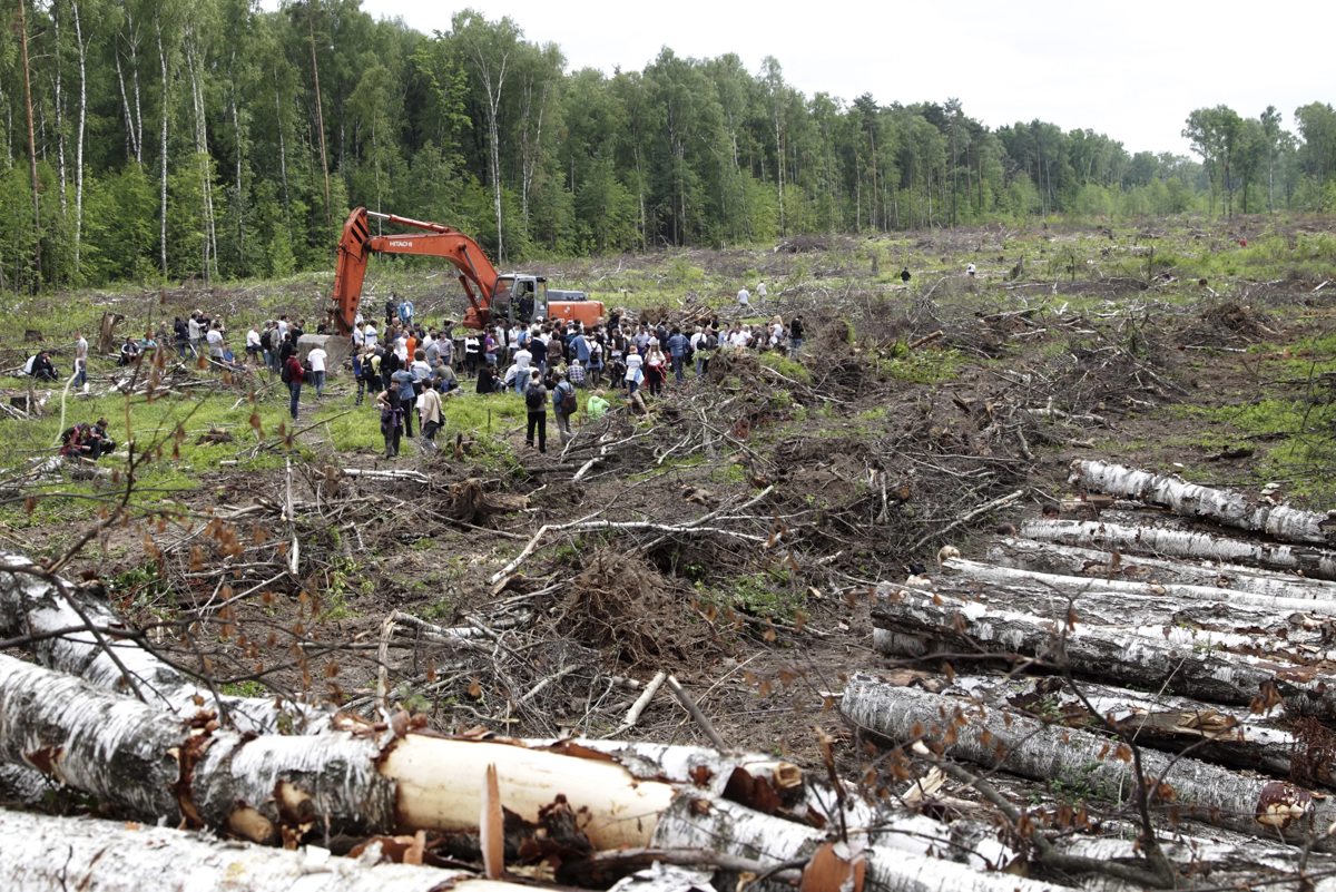 Activistas del Movimiento en Defensa del Bosque de Jimki detienen una tala de árboles para parar la construcción de una nueva autopista que une la capital rusa con San Petersburgo. (Fotografía de archivo de Maxim Shipenkov de la agencia EFE)