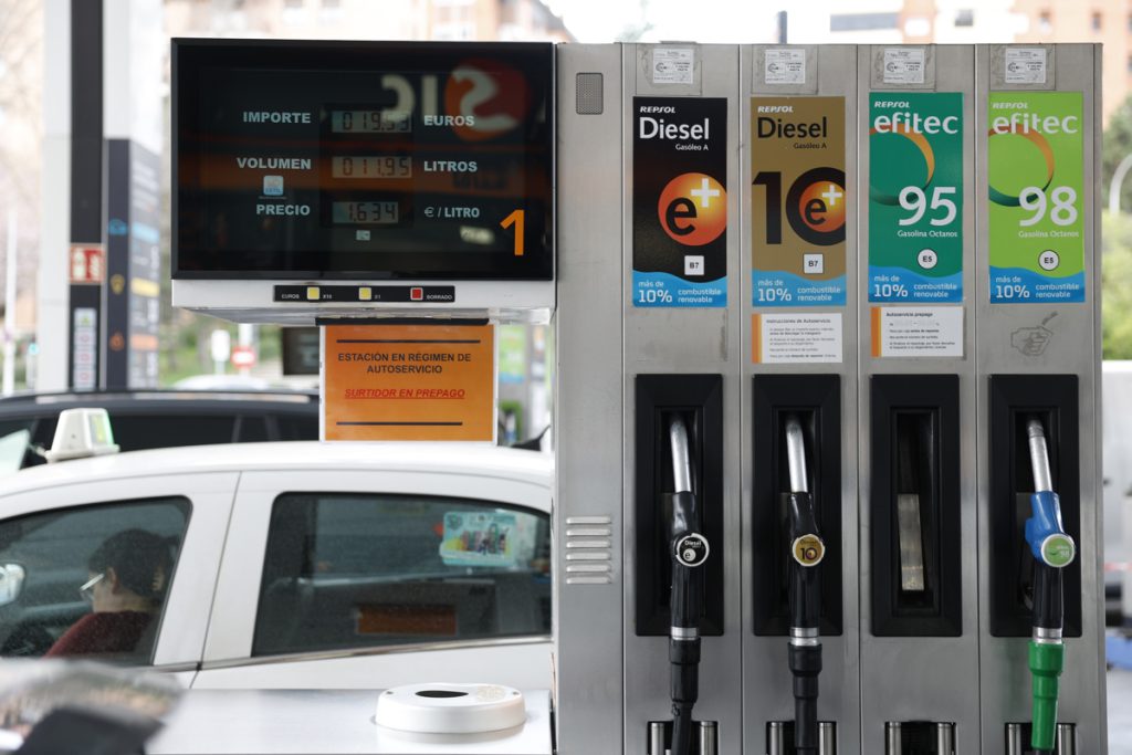 Imagen de los surtidores en una gasolinera de Madrid. (Foto de Mariscal de la agencia EFE)