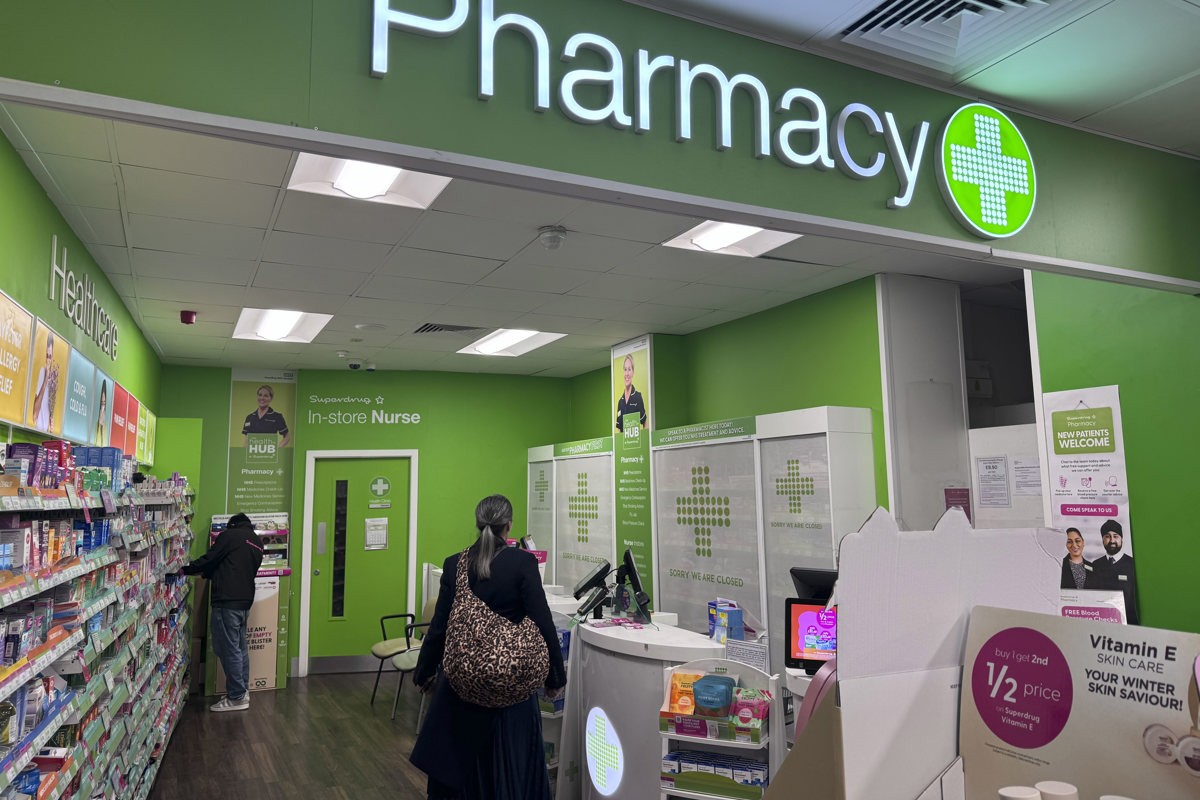 El brote de meningitis B iniciado en Canterbury (sureste de Inglaterra), que ha dejado por el momento 2 muertos y más de una veintena de contagios, ha generado un clima de alarma en la sociedad británica, que al intentar conseguir la vacuna está dejando sin existencias a las farmacias. (Foto de Raúl Bobé de la agencia EFE)