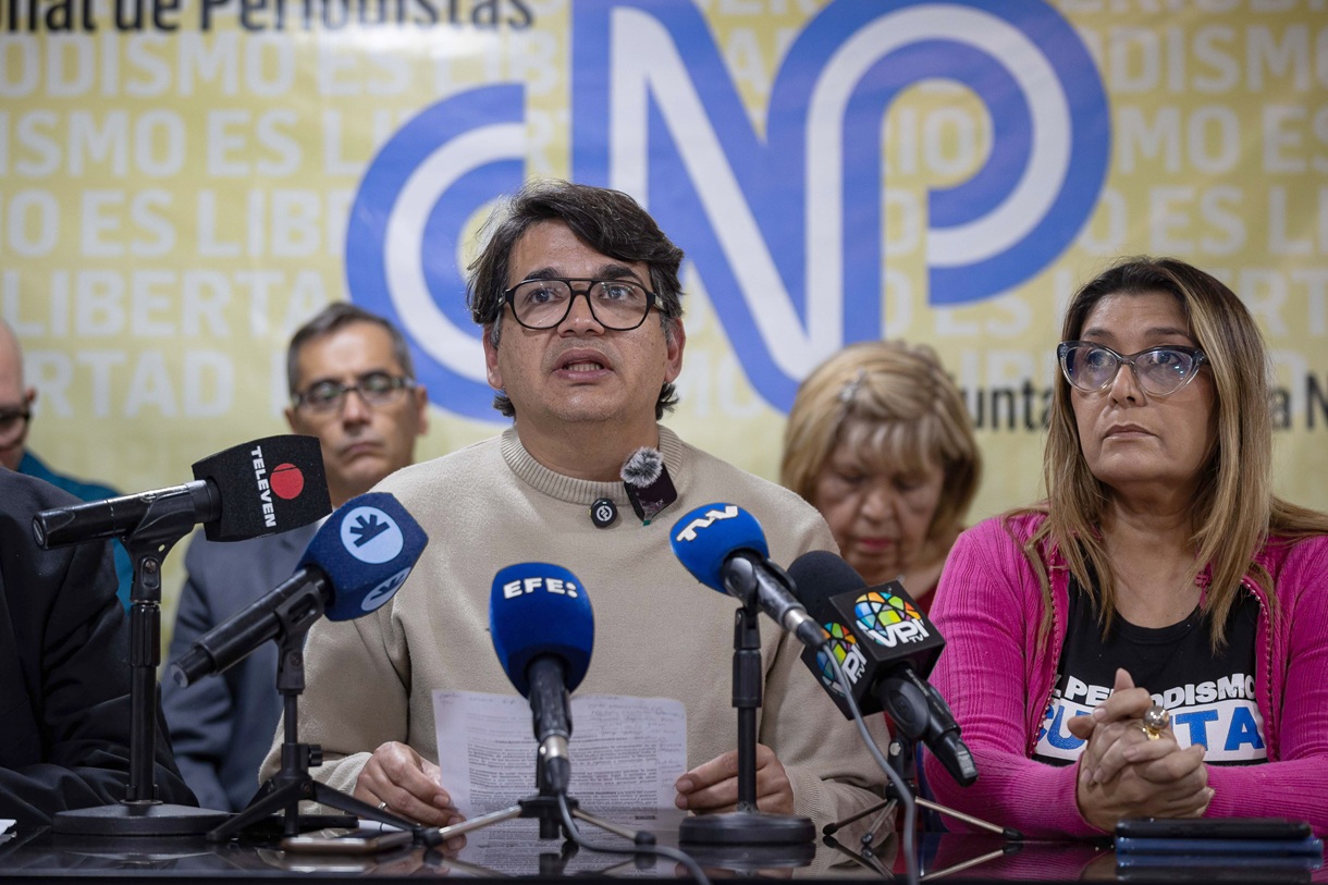 El secretario general del Sindicato Nacional de Trabajadores de la Prensa (SNTP), Marco Ruiz (c), habla junto a la secretaria general del Colegio Nacional de Periodistas (CNP), Delvalle Canelón (d), durante una rueda de prensa este miércoles, en Caracas (Venezuela). (Foto de Ronald Peña R de la agencia EFE)