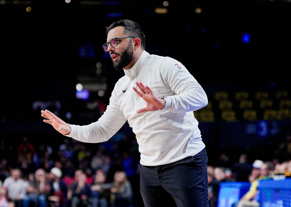 Fotografía cedida por el Club Capitanes CDMX, donde se observa al técnico brasileño Vitor Galvani, dando indicaciones durante un juego en la Ciudad de México (México).