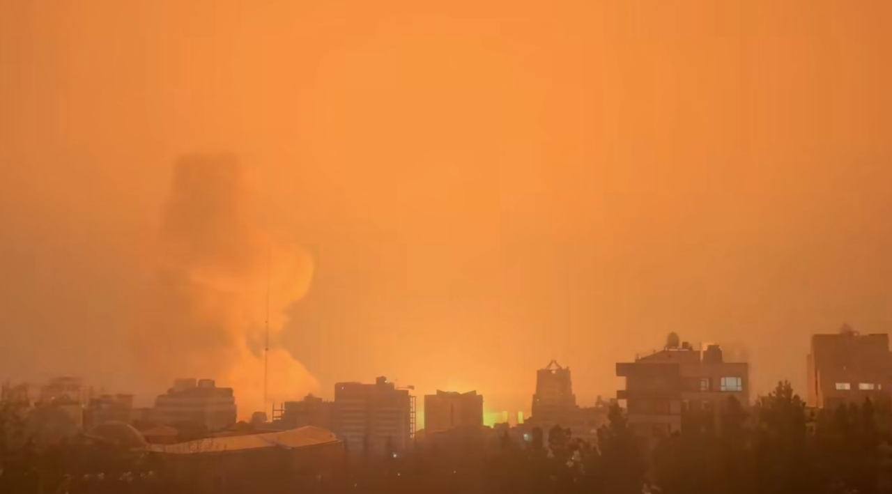 Lanza Israel una nueva oleada de ataques contra “el corazón” de Teherán