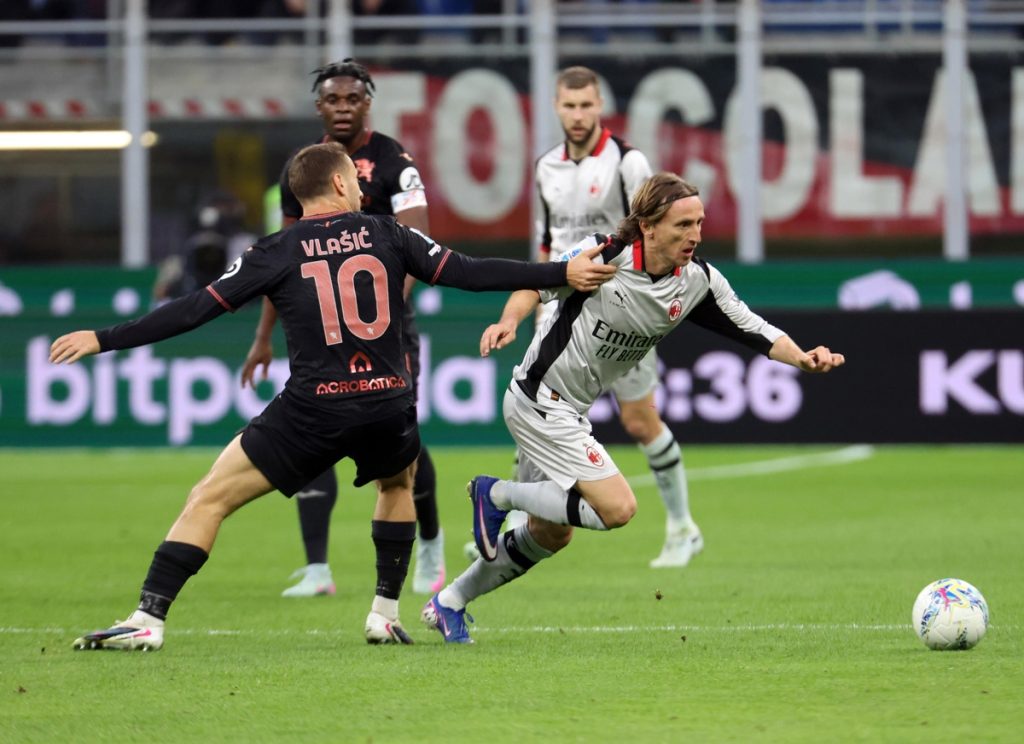 El jugador del Torino Nikola Vlasic (L)trata de frenar a Luka Modric, del AC Milán, durante el partido de la Serie A que han jugado Milán y Torino en el Giuseppe Meazza stadium de Milán, Italia. (Foto de Matteo Bazzi de la agencia EFE/EPA)