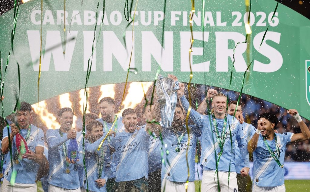 Los jugadores del City celebran con sus compañeros el título de la Carabao Cup en Wembley, Londres, Reino Unido. (Foto de Tolga Akmens de la agencia EFE/EPA)