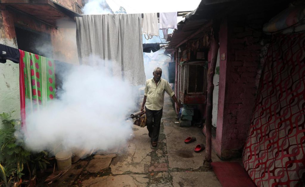 En la imagen de archivo, un operario del servicio municipal de Nueva Delhi, la India, fumiga un área para prevenir los casos de dengue. (Foto de Rajat Gupta de la agencia EFE/EPA)