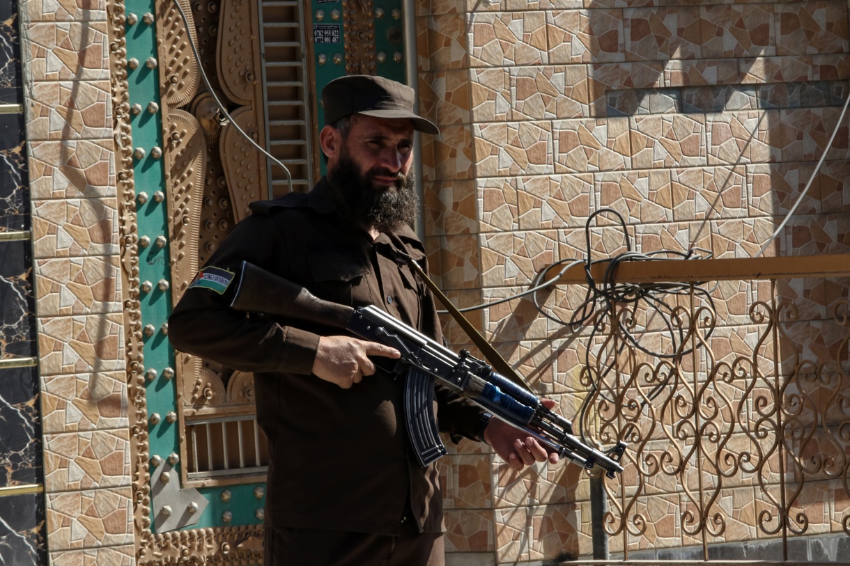 Un agente de seguridad talibán durante su turno el martes para vigilar un puesto de control en la ciudad afgana de Jalalabad. (Foto de Samiullah Popal de la agencia EFE/EPA)
