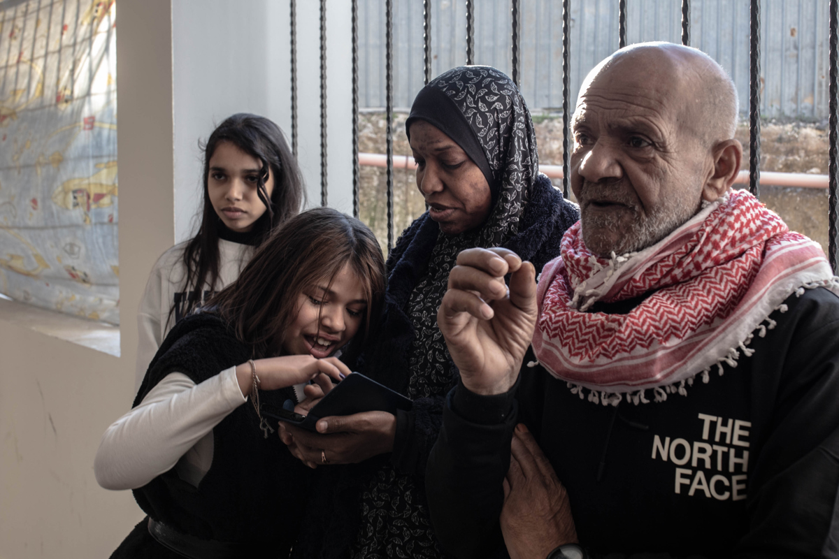Foto del 1 de marzo de 2025 en la ciudad de Tulkarem que muestra a una de las familias palestinas desplazadas por la fuerza por Israel de sus casas en el norte de Cisjordania, la de Taleb Mahmud Abu Sariyeh (d), de 70 años, que aseguró a EFE: “No se trata de desplazamiento, sino de desarraigo. El mensaje que nos dieron es 'queremos que se vayan. No quieren que existamos”. (Foto de Patricia Martínez de la agencia EFE)