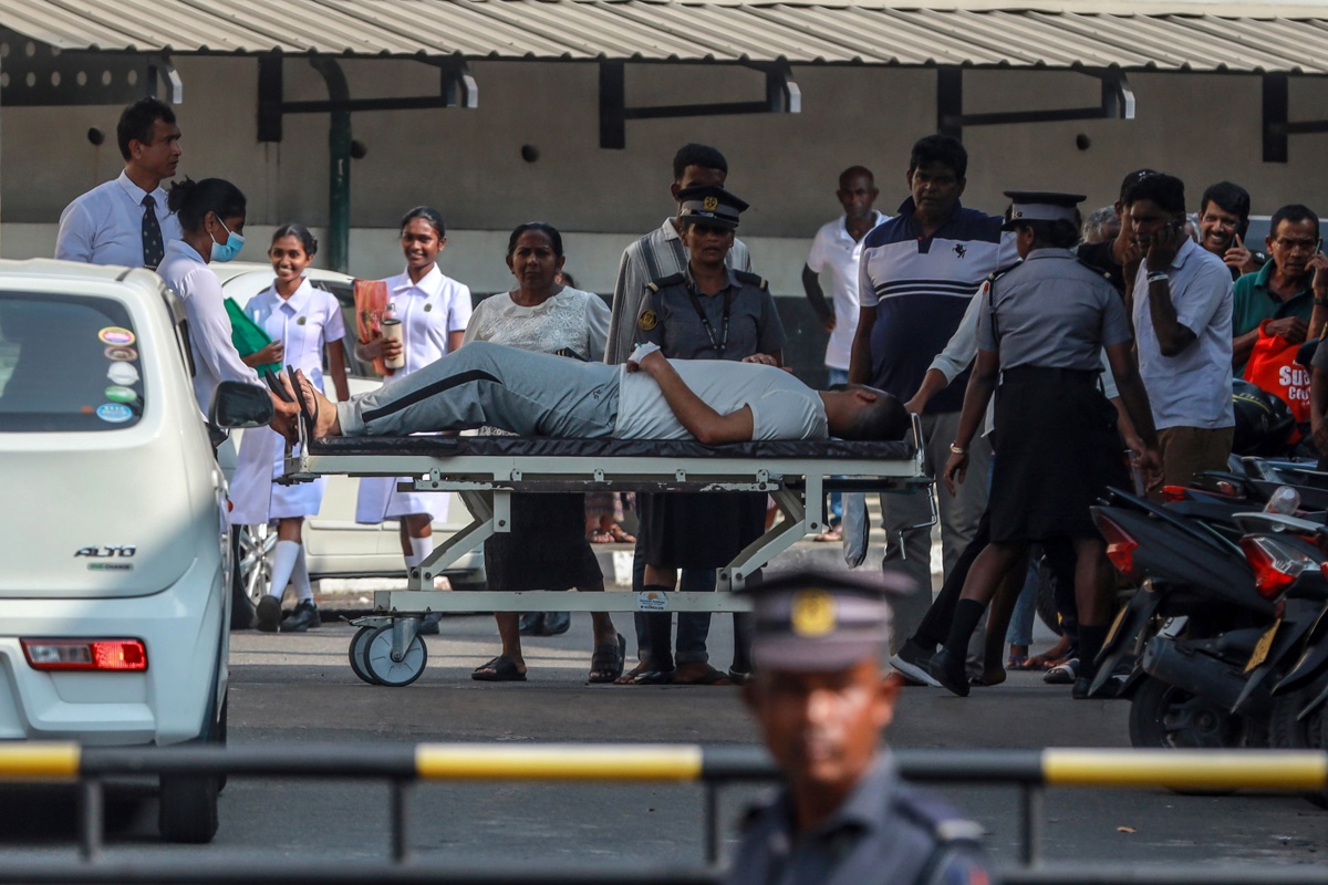 Los marineros iraníes heridos rescatados del buque de guerra IRIS Dena son escoltados al Oficial Médico Judicial en el Hospital Karapitiya en Galle, Sri Lanka, 05 de marzo de 2026. (Foto de Chamila Karunarathne de la agencia EFE/EPA)