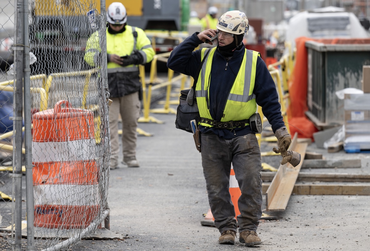 Trabajadores en una obra en Washington. (Foto de archivo de Luke Johnson de la agencia EFE/EPA)
