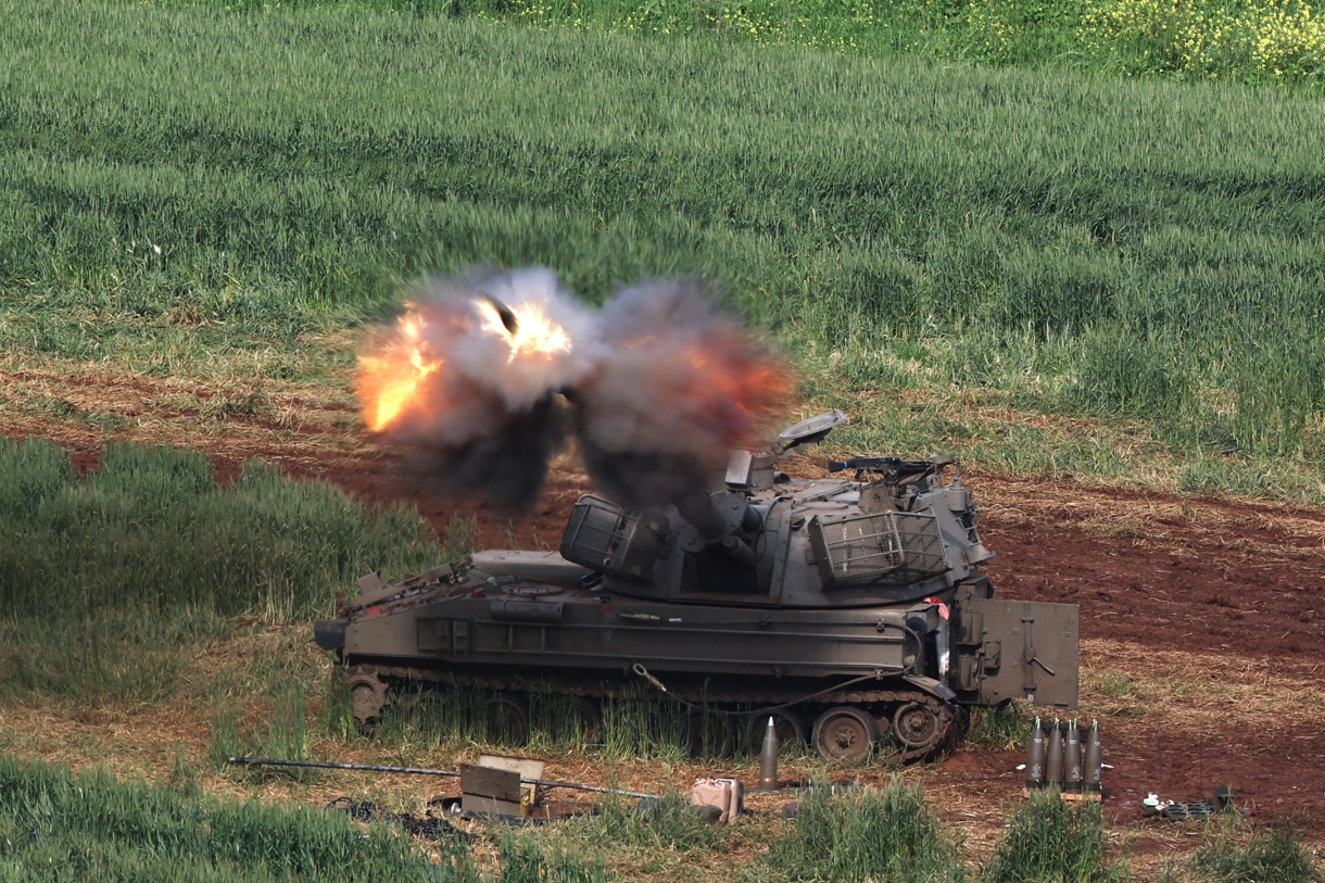 Una unidad de artillería israelí desplegada en la frontera entre Israel y Líbano bombardea objetivos al otro lado de la frontera en Líbano, norte de Israel, 26 de marzo de 2026. (Foto de Atef Safadi de la agencia EFE/EPA)