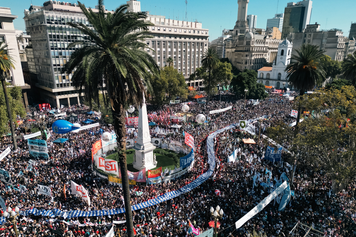 Imagen aérea que muestra a personas participando en una manifestación por el Día Nacional de la Memoria por la Verdad y la Justicia para recordar y reclamar por las víctimas de la última dictadura cívico-militar, iniciada hace 50 años, este martes en Buenos Aires (Argentina). (Foto de Matías Campaya de la agencia EFE)