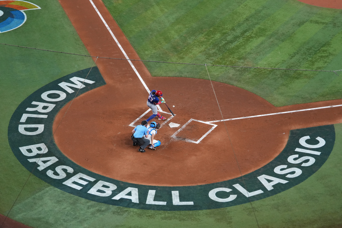 Fernando Tatis jr (c-i) de Dominicana batea en un partido del Clásico Mundial de Béisbol entre Israel y República Dominicana en el estadio LoanDepot Park en Miami [Estados Unidos]. (Foto de Alberto Boal de la agencia EFE)