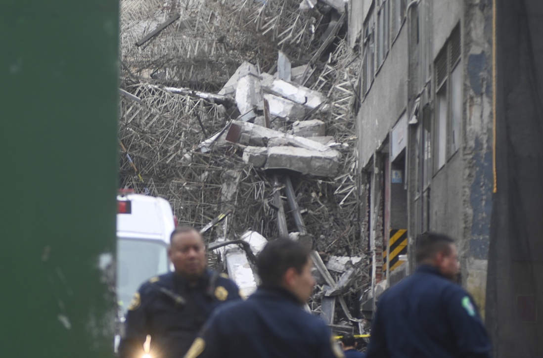 Declaran muerto a un trabajador, 2 atrapados y un herido en colapso de ...