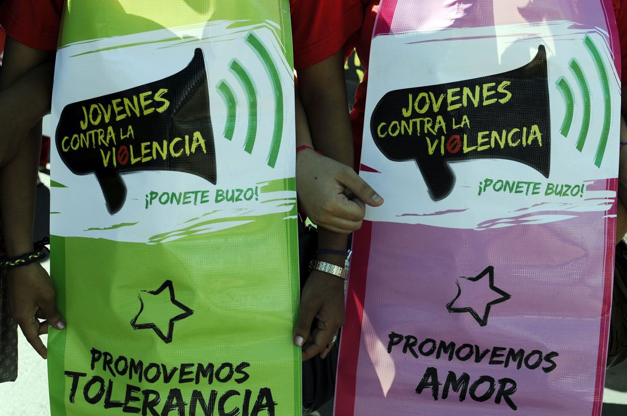 Pancartas en contra de la violencia. (Fotografía de archivo de Gustavo Amador de la agencia EFE)
