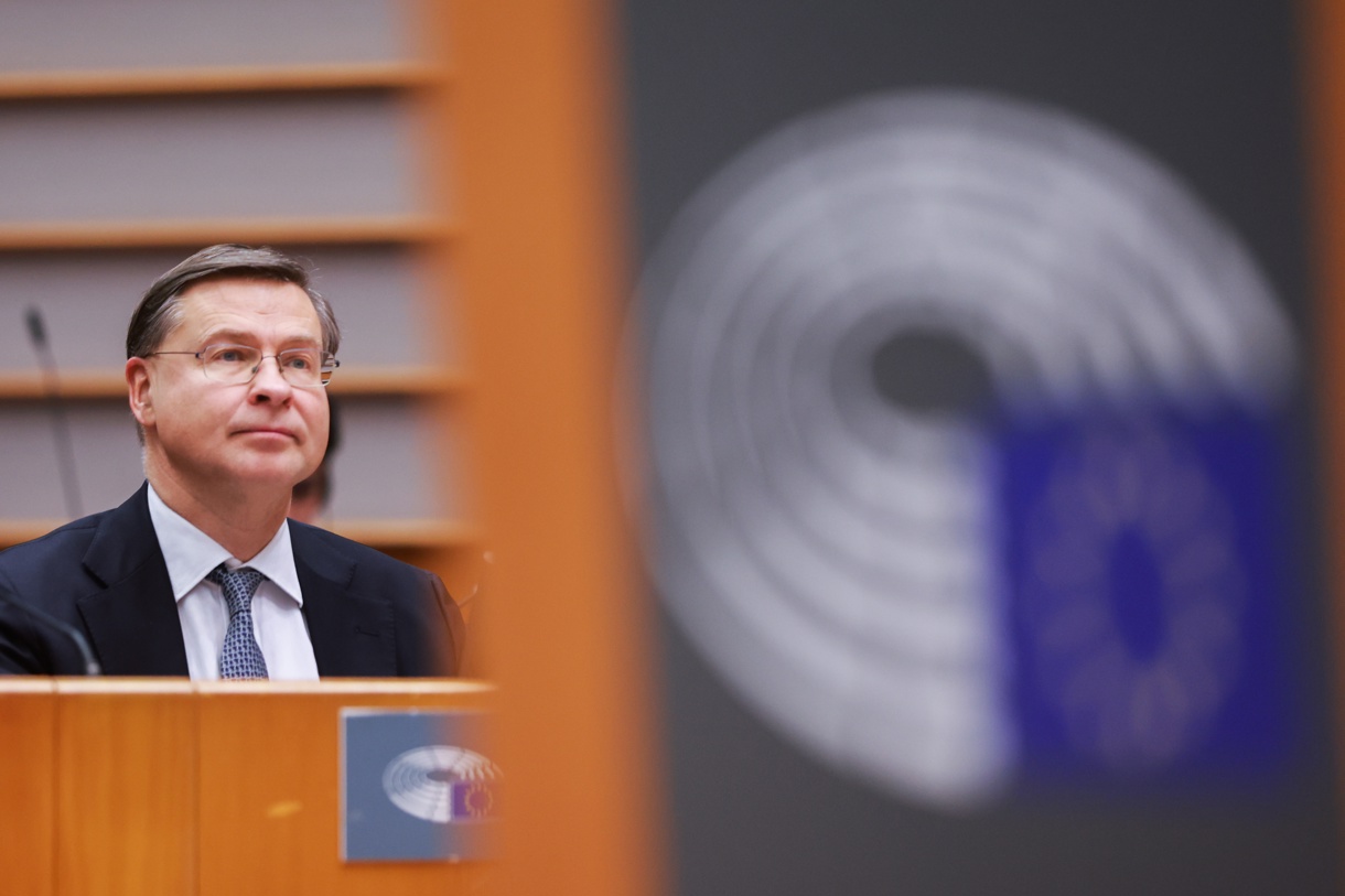 El comisario europeo de Economía y Productividad, Valdis Dombrovskis, participa en el debate sobre el acuerdo comercial UE-EUA en el Parlamento Europeo. (Foto de Olivier Hoslet de la agencia EFE/EPA)