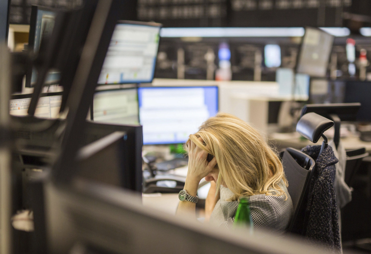 Una operadora mira sus pantallas en la Bolsa de valores de Fráncfort, Alemania, 7 de enero de 2016. (Foto de Frank Rumpenhorst de la agencia EPA)