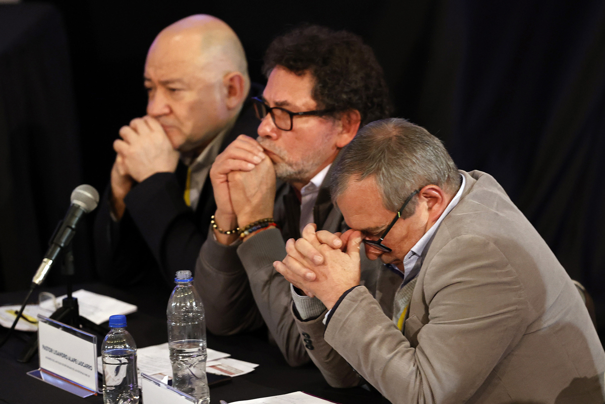 Los integrantes del antiguo Secretariado de las FARC Julián Gallo Cubillos (i), Pastor Lisandro Alape Lascarro (c) y Rodrigo Londoño Echeverry, en Bogotá (Colombia). (Fotografía de archivo del 22 de junio de 2022 de Mauricio Dueñas Castañeda de la agencia EFE)