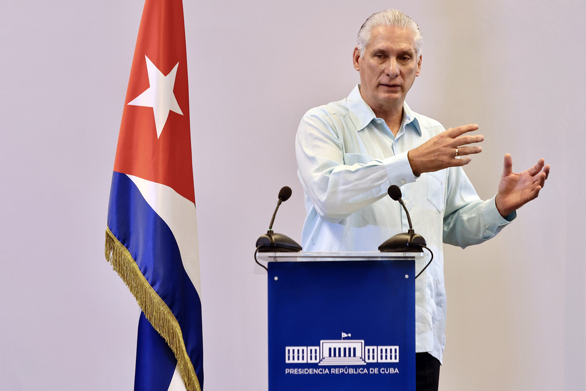 Imagen cedida por la Presidencia de Cuba que muestra al presidente de Cuba, Miguel Díaz-Canel, hablando durante una rueda de prensa en La Habana (Cuba). (Fotografía de Alejandro Azcuy de la Presidencia De Cuba)