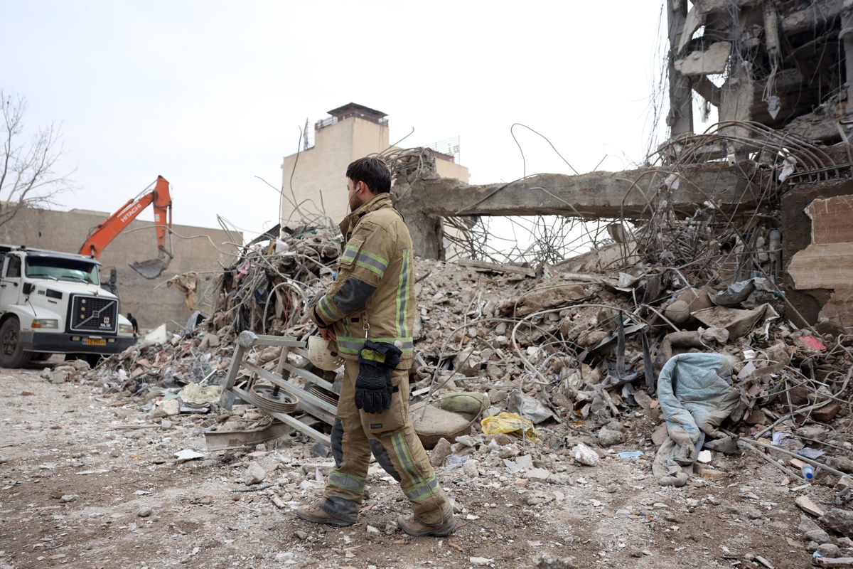 Trabajadores de rescate iraníes trabajan entre los escombros de edificios residenciales dañados en el centro de Teherán, Irán, 12 de marzo de 2026. (Foto de Abedin Taherkenareh de la agencia EFE)