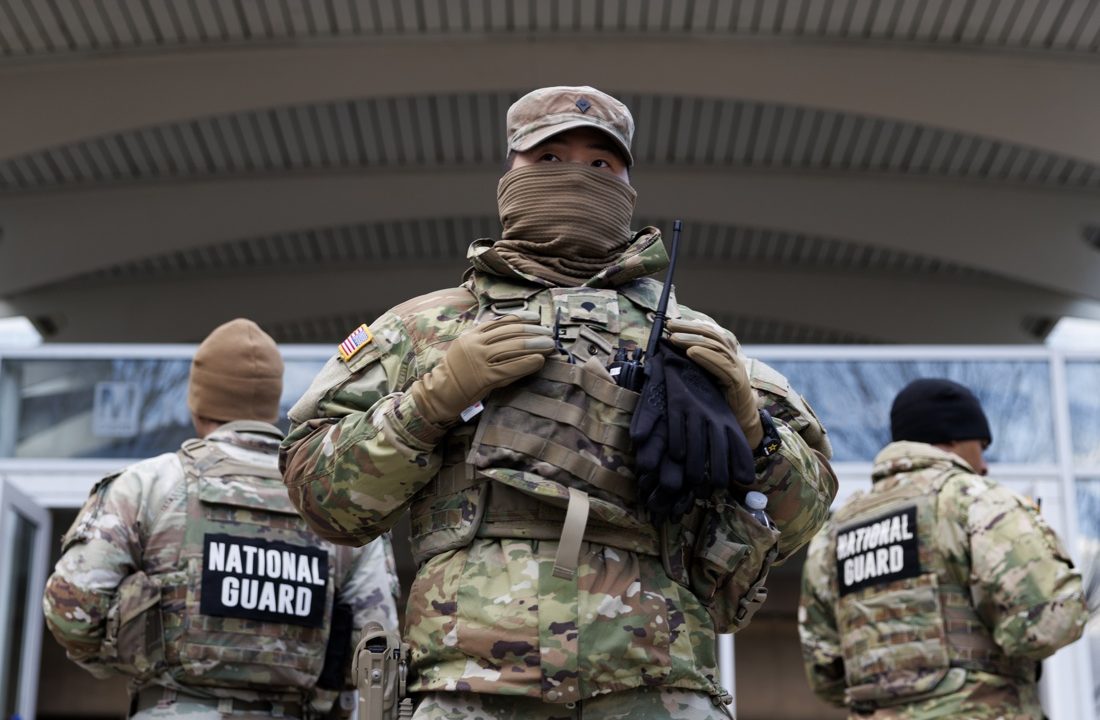 Plantea Trump desplegar la Guardia Nacional en aeropuertos si siguen caos y retrasos