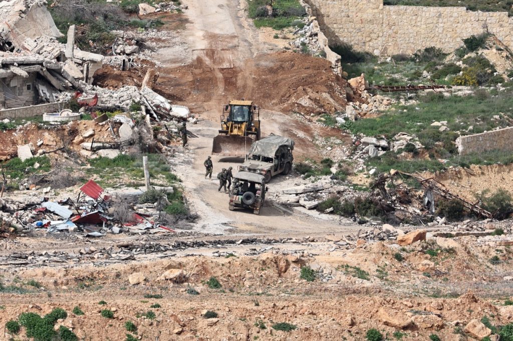 El Ejército israelí declaró que lleva a cabo ataques en todo Líbano dirigidos contra infraestructuras y personal de Hizbulá. (Foto de Atef Safadi de la agencia EFE/EPA)