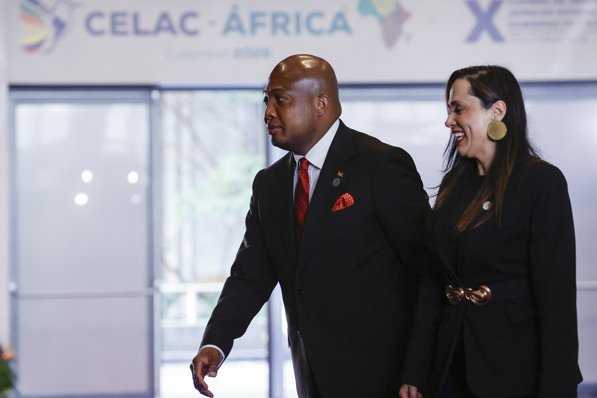 El ministro de Asuntos Exteriores de Ghana, Samuel Okudzeto Ablakwa, llega al encuentro de los países de la Comunidad de Estados Latinoamericanos y Caribeños (Celac) y el Foro de Alto Nivel Celac–África en Bogotá (Colombia). (Foto de Mauricio Dueñas Castañeda de la agencia EFE)