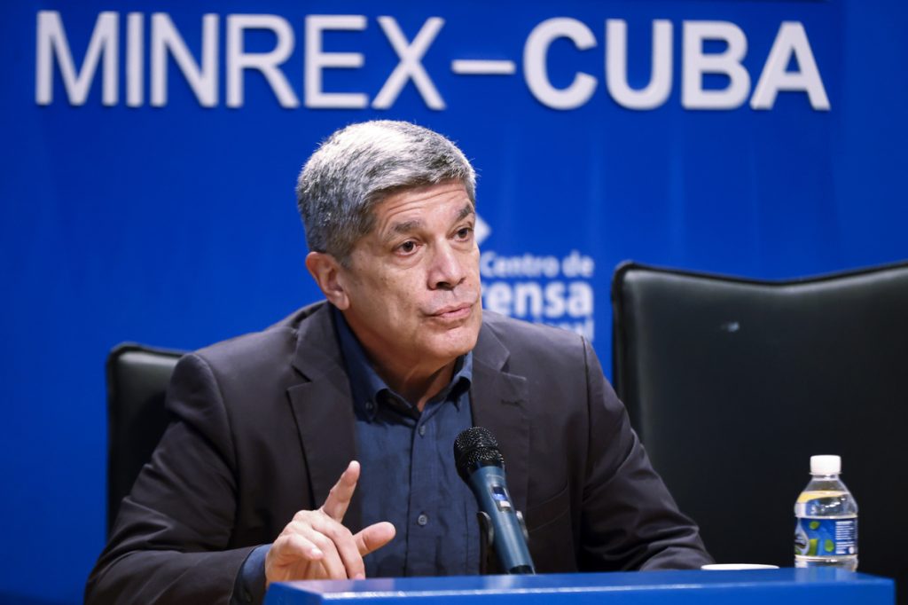 El viceministro de Asuntos Exteriores de Cuba, Carlos Fernández de Cossío, habla durante una rueda de prensa este viernes, en La Habana (Cuba). (Foto de Ernesto Mastrascusa de la agencia EFE)