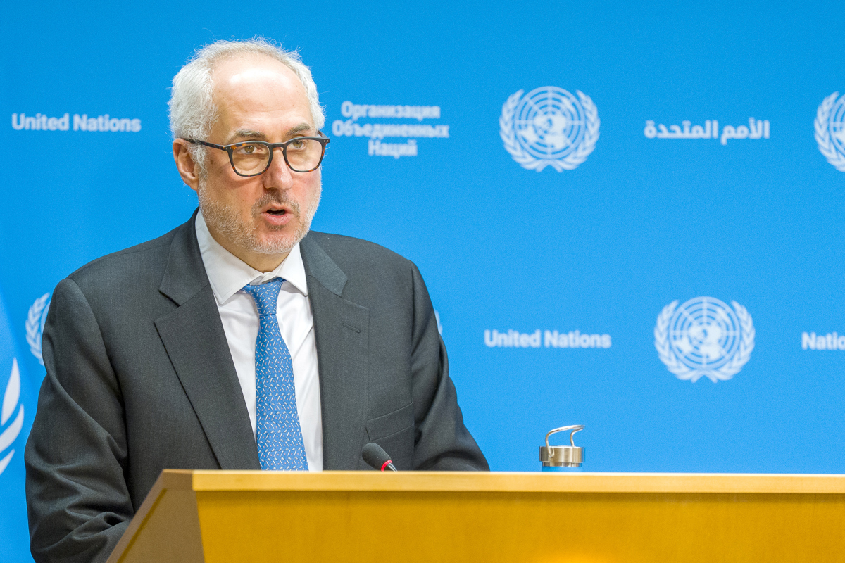El portavoz del secretario general de la ONU, Stéphane Dujarric, habla durante una rueda de prensa este lunes, en Nueva York (EUA). (Foto de Ángel Colmenares de la agencia EFE)