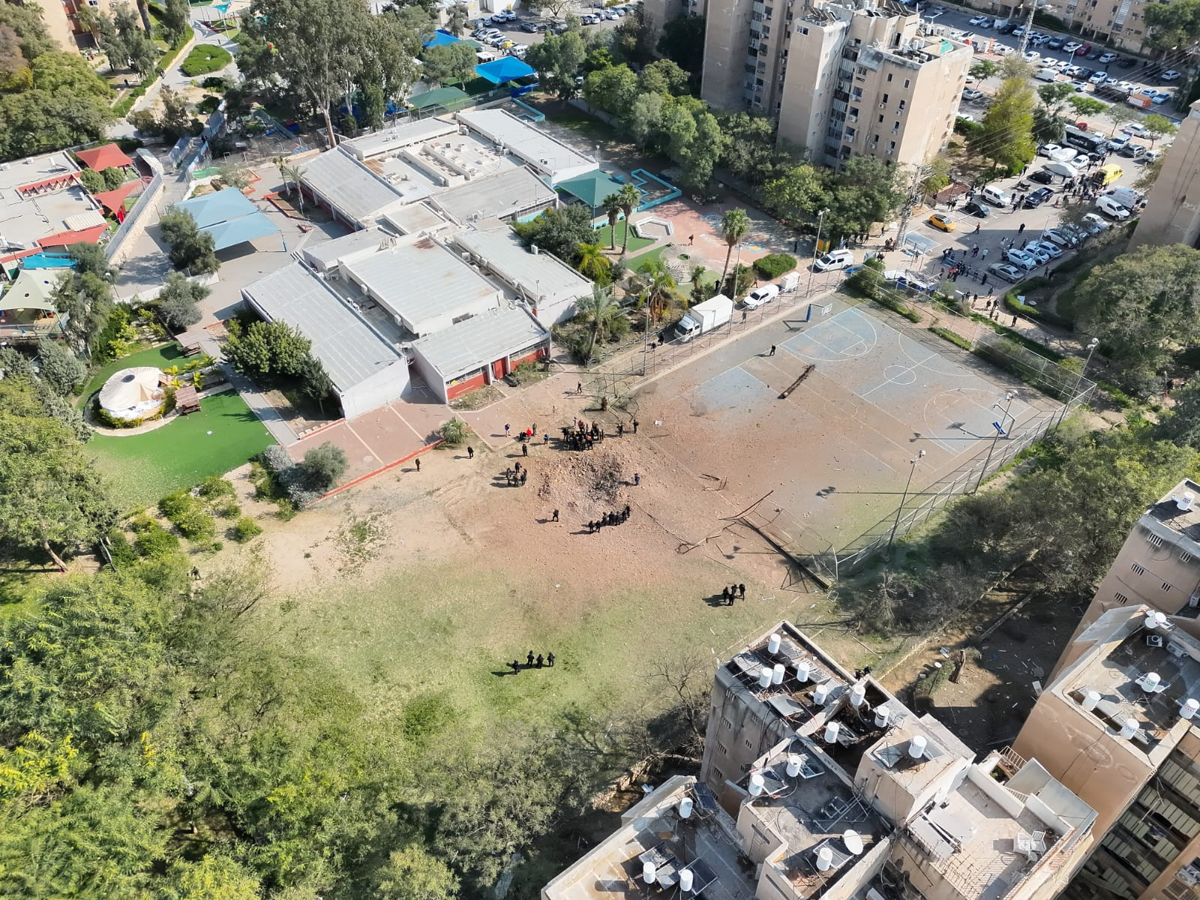 Un joven resultó herido de carácter moderado y otras 18 personas lo están en estado leve tras el impacto de un misil en una zona abierta en Beersheva, en el sur de Israel, y la subsecuente ola expansiva que habría estallado cristales de un edificio. (Foto de United Hatzalah of Israel/EFE)