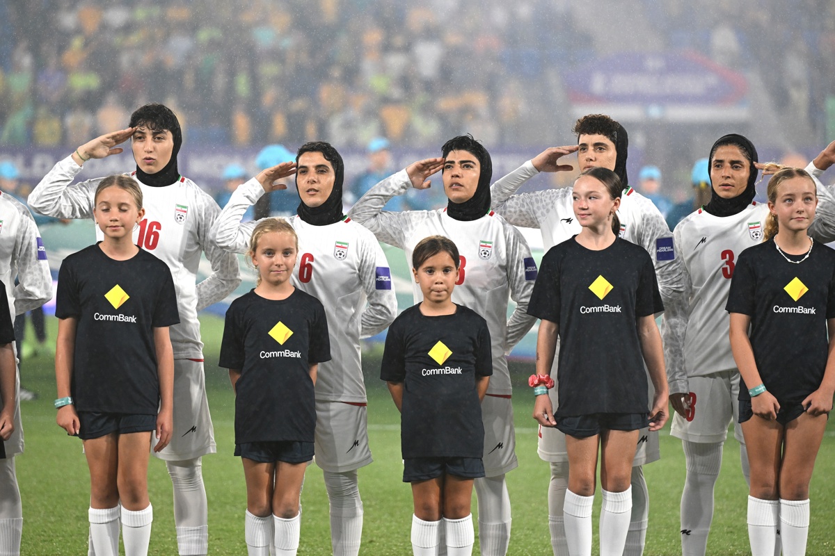Jugadoras de la selección de Irán antes del partido de Copa Asia frente a Australia, el pasado 5 de marzo. (Foto de Dave Hunt de la agencia EFE/EPA)