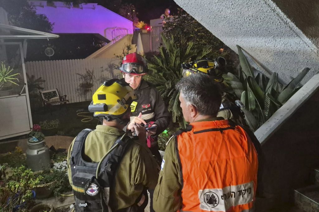 Foto cedidas por los bomberos del impacto de misil lanzado por Hizbulá en Karmiel, norte de Israel, la noche de este martes. Cuerpos de rescate trabajan en el área, donde solo hubo una persona con heridas leves. (Foto de Bomberos Israel)