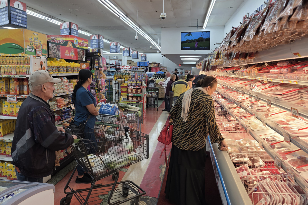 Personas realizan compras en un supermercado de Miami (EUA). (Fotografía de archivo de Alberto Boal de la agencia EFE)