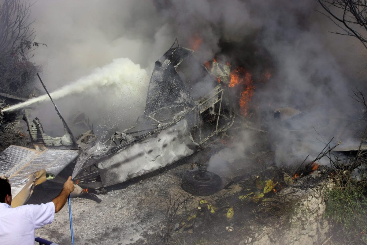 Los restos de un avión cisterna accidentado. (Fotografía de archivo de Vangelis Ferderigos de la agencia EFE)