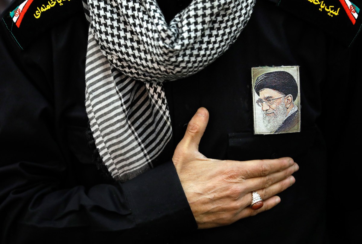 Un devoto que lleva un retrato del líder supremo iraní, ayatolá Ali Jameneí, en el pecho. (Fotografía de archivo de Abedin Taherkenareh de la agencia EFE)