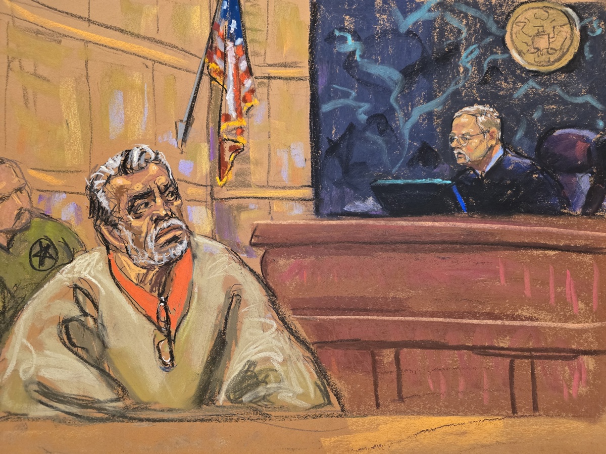 Un dibujo realizado por la artista Jane Rosenberg del juez Brian Cogan (d) frente al narcotraficante mexicano Ismael “el Mayo” Zambada durante el juicio realizado en el Tribunal Federal de Brooklyn, en Nueva York (Estados Unidos). (Fotografía de archivo del 18 de octubre de 2024 de Jane Rosenberg de la agencia EFE)