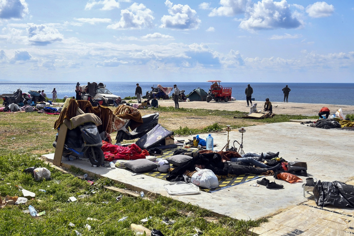 Residentes desplazados se sientan en el suelo en Beirut, Líbano, este miércoles, tras huir de sus hogares en el sur del Líbano y los suburbios del sur de Beirut tras los ataques israelíes. (Foto de Wael Hamzeh de la agencia EFE)