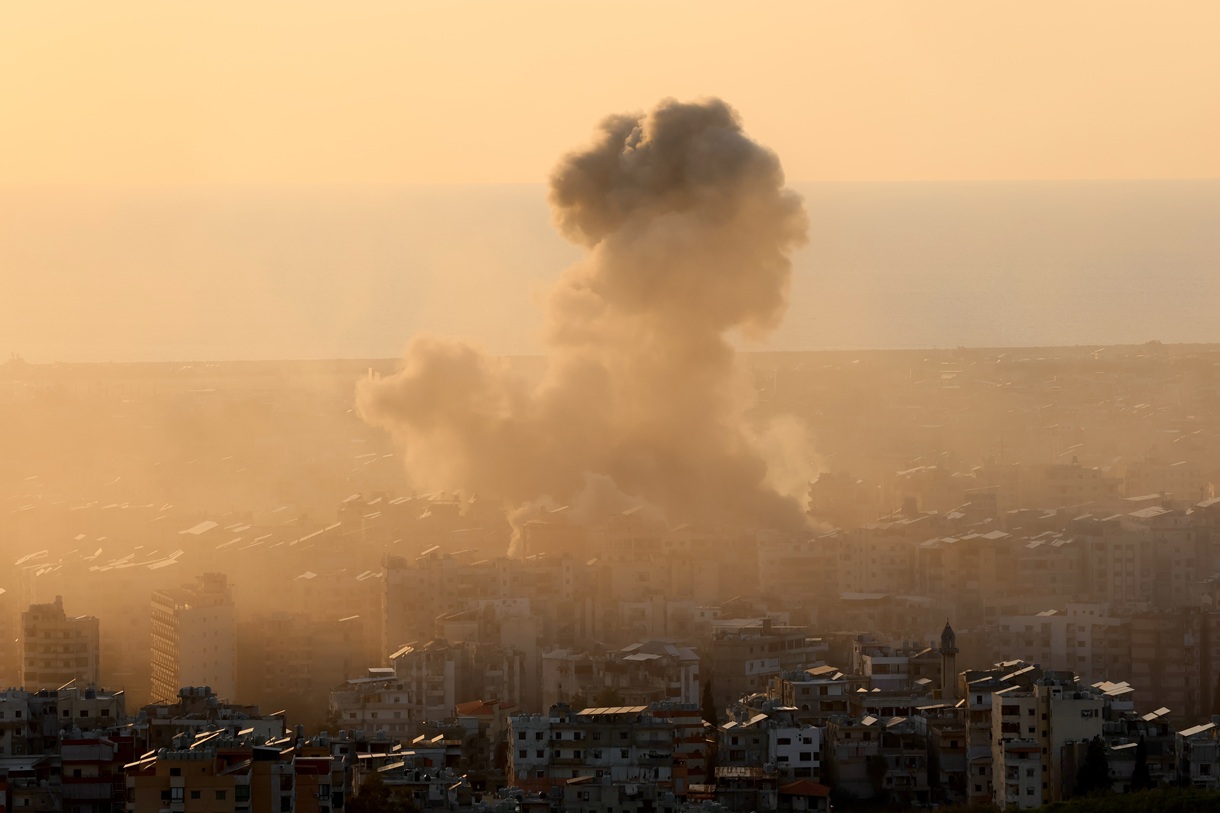 El humo se eleva tras un ataque aéreo israelí en Dahieh, en los suburbios del sur de Beirut, Líbano, 10 de marzo de 2026. (Foto de Wael Hamzeh de la agencia EFE/EPA)
