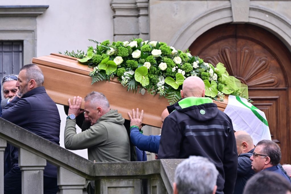Varias personas cargan el ataúd durante el funeral del fundador del partido Liga Norte, Umberto Bossi, en Pontida, Italia, el 22 de marzo de 2026. (Foto de Michele Maraviglia de agencia EFE/EPA)