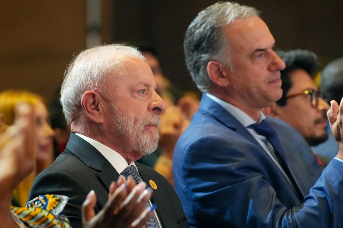 Fotografía cedida por la presidencia de Colombia que muestra al presidente de Brasil, Luiz inácio Lula da Silva y su homólogo de Uruguay, Yamandú Orsi, durante el encuentro de los países de la Comunidad de Estados Latinoamericanos y Caribeños (Celac) y el Foro de Alto Nivel Celac–África este sábado, en Bogotá (Colombia).