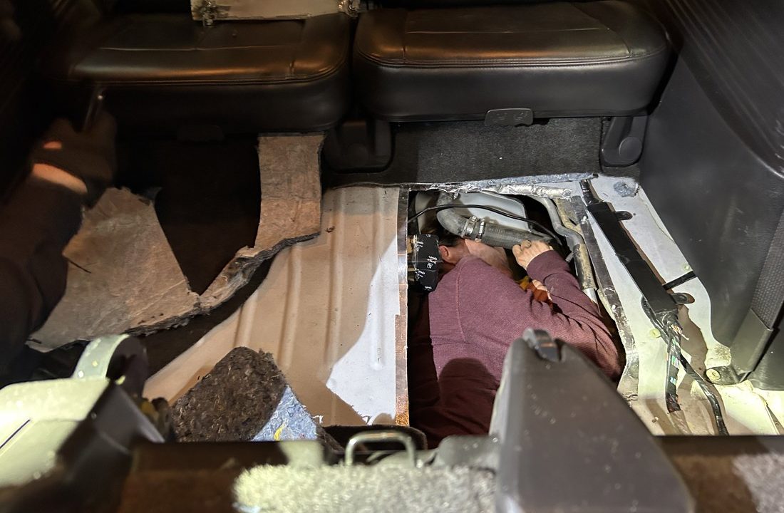 Halla CBP a un mexicano oculto en la carrocería de un vehículo; presentó quemaduras