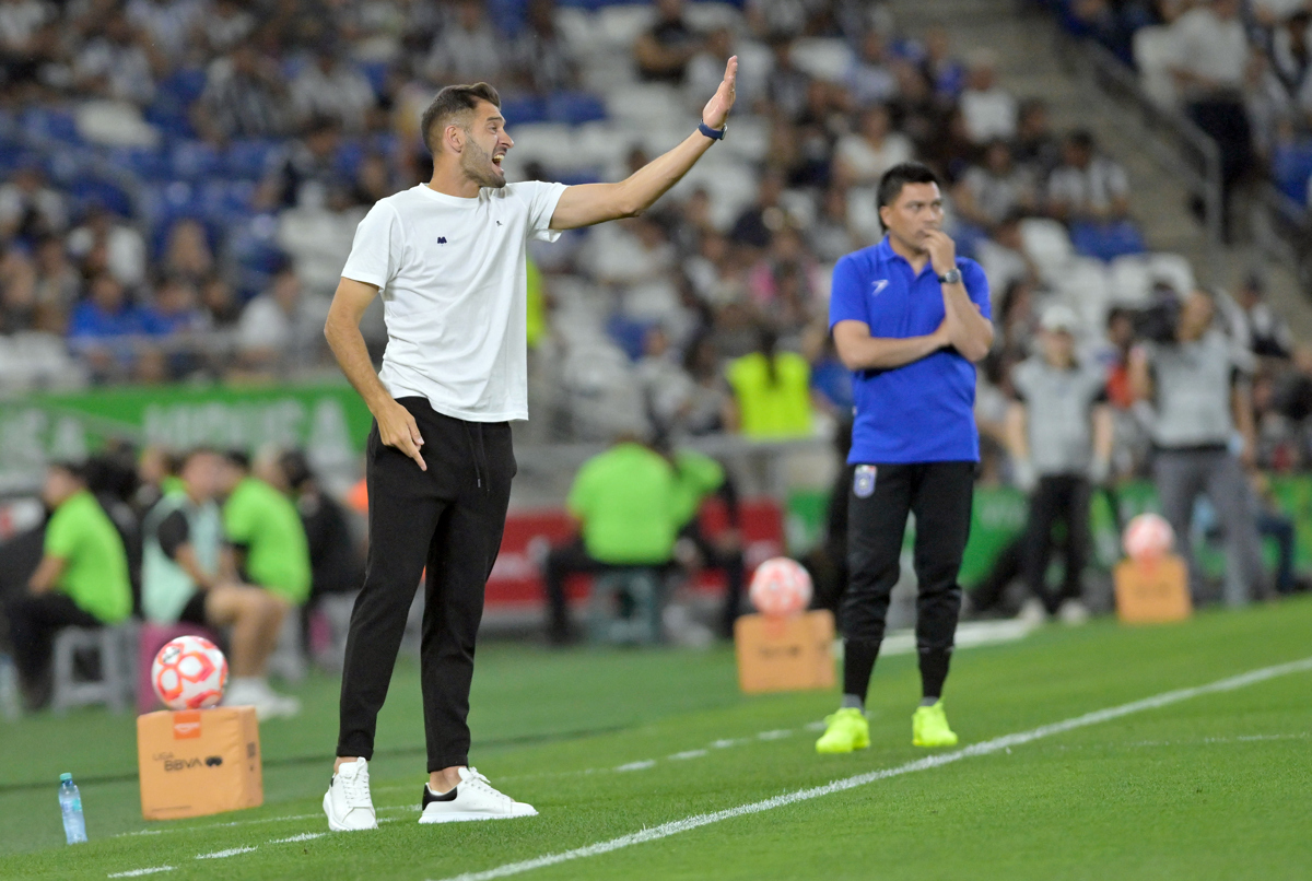 El entrenador de Monterrey, Nicolás Sánchez, reacciona durante un partido de la Liga MX entre Monterrey y Querétaro en el estadio BBVA en Guadalupe (México). (Foto de Miguel Sierra de la agencia EFE)