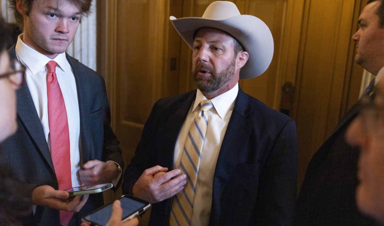 Asume Markwayne Mullin como secretario de Seguridad de EUA en sustitución de Kristi Noem