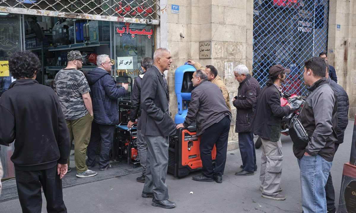 Amenazas de Trump generan colas para comprar generadores eléctricos en Teherán